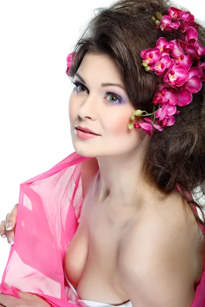 Портрет красивої сексуальної брюнетки з рожевими орхідеями в волоссі. емоції, косметика — стокове фото