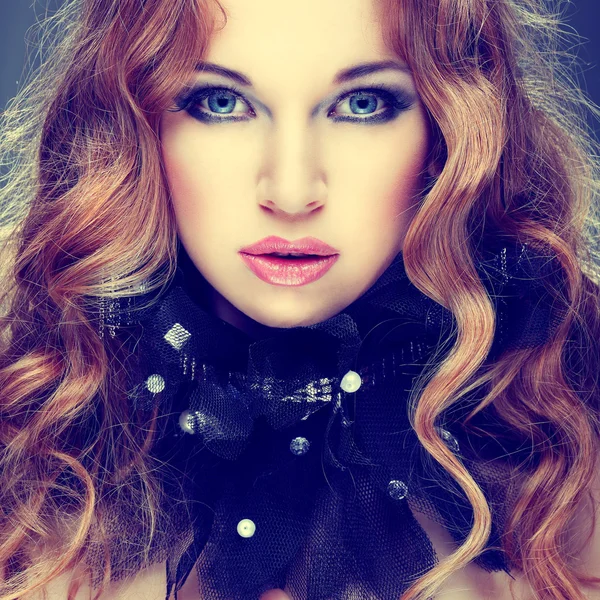 Mode flicka portrait.accessorys.red hårstrån. — Stockfoto