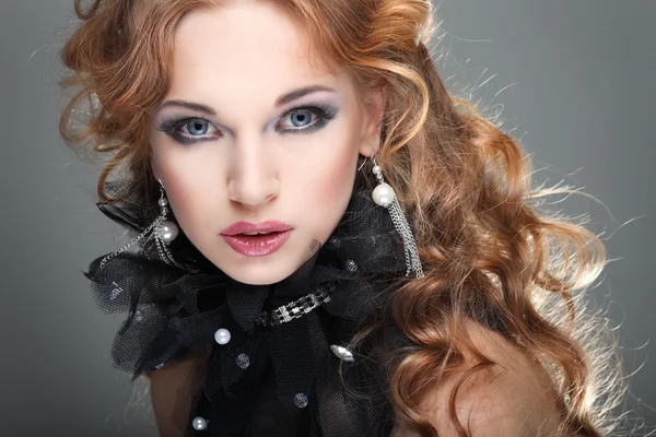 Mode Mädchen portrait.accessorys.red Haare. Stockbild