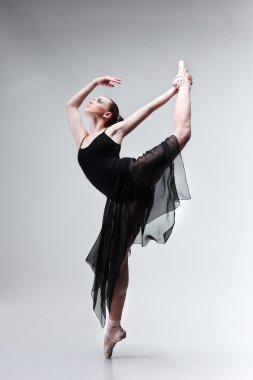 güzel balerin tarzı modern dansçı studio arka plan üzerinde poz