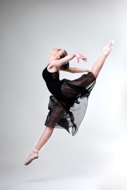güzel balerin tarzı modern dansçı studio arka plan üzerinde poz