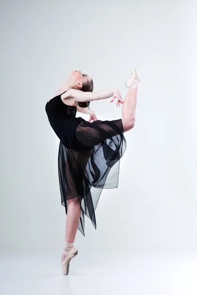 Hermosa bailarina de ballet, bailarina de estilo moderno posando en el fondo del estudio —  Fotos de Stock