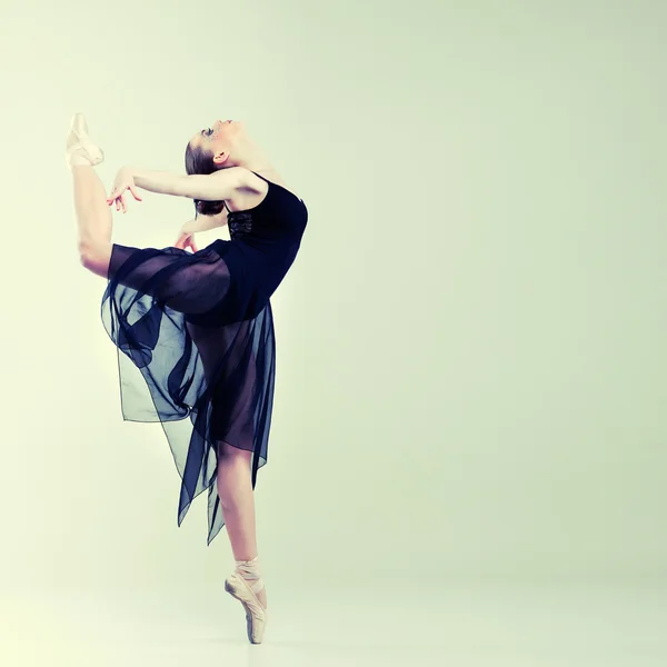美丽的芭蕾舞演员，构成工作室背景上的现代风格舞者 — 图库照片