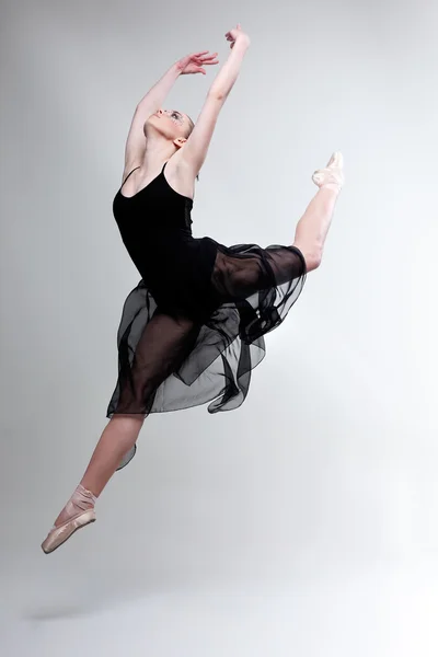 Bela dançarina de balé, dançarina de estilo moderno posando no fundo do estúdio — Fotografia de Stock