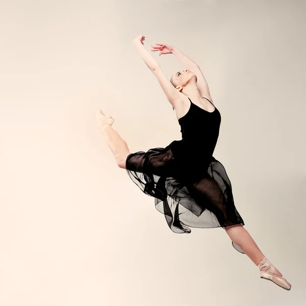 Hermosa bailarina de ballet, bailarina de estilo moderno posando en el fondo del estudio — Foto de Stock