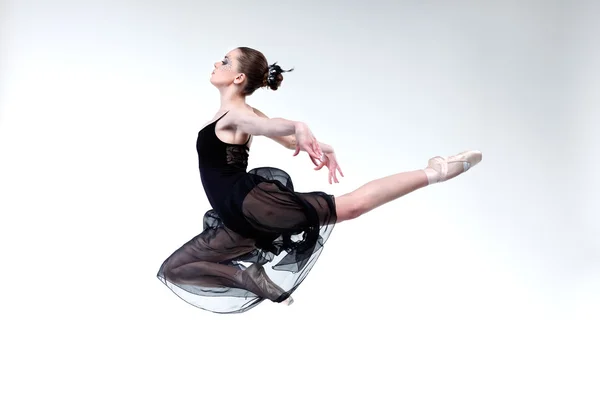 Hermosa bailarina de ballet, bailarina de estilo moderno posando en el fondo del estudio —  Fotos de Stock