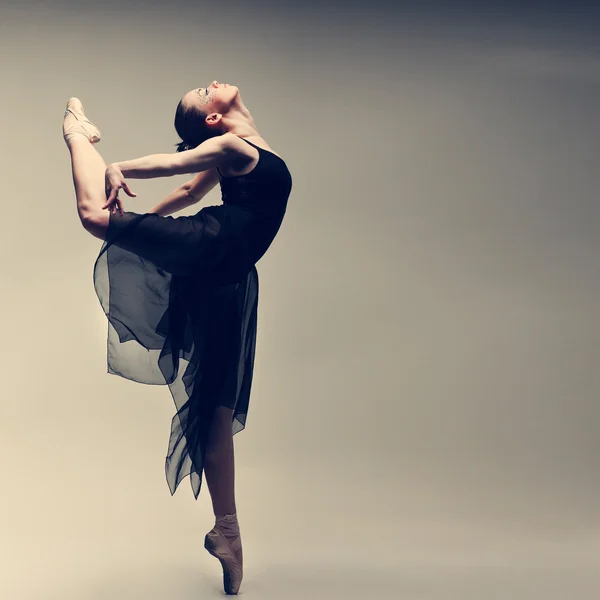 Красивая балетная танцовщица, танцовщица в современном стиле позирует на фоне студии — стоковое фото