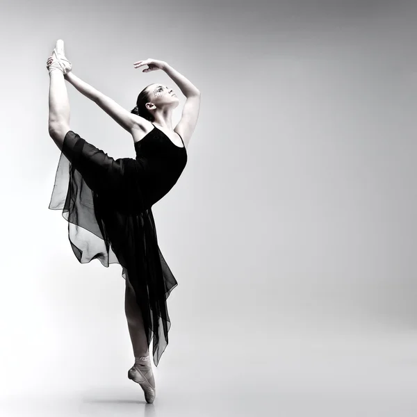 Piękna baletnica, nowoczesny styl tancerz pozowanie na studio tło — Zdjęcie stockowe