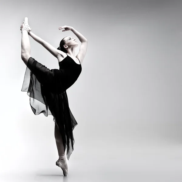 Hermosa bailarina de ballet, bailarina de estilo moderno posando en el fondo del estudio — Foto de Stock