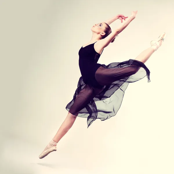 Krásnou baletku, moderní tanečnice pózuje na studio pozadí — Stock fotografie