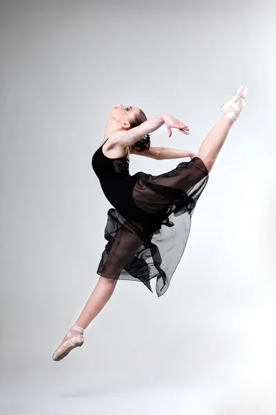 Hermosa bailarina de ballet, bailarina de estilo moderno posando en el fondo del estudio — Foto de Stock