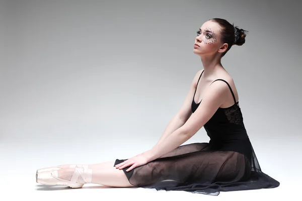 Piękna baletnica, nowoczesny styl tancerz pozowanie na studio tło — Zdjęcie stockowe