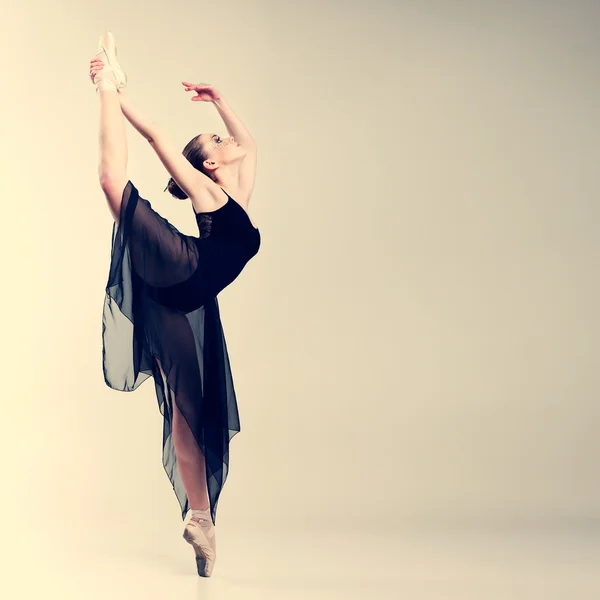 Hermosa bailarina de ballet, bailarina de estilo moderno posando en el fondo del estudio — Foto de Stock