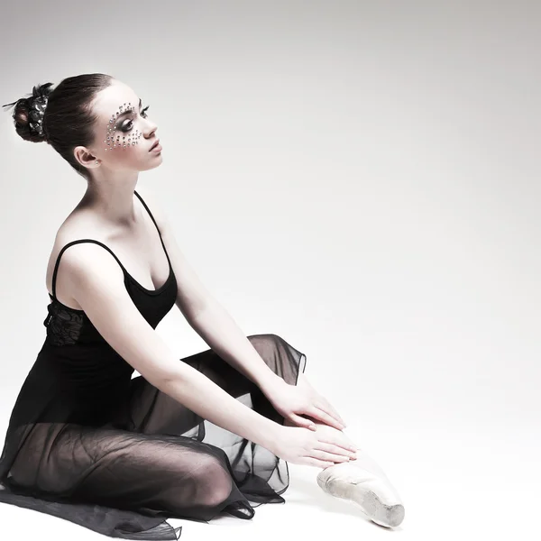 Hermosa bailarina de ballet, bailarina de estilo moderno posando en el fondo del estudio — Foto de Stock