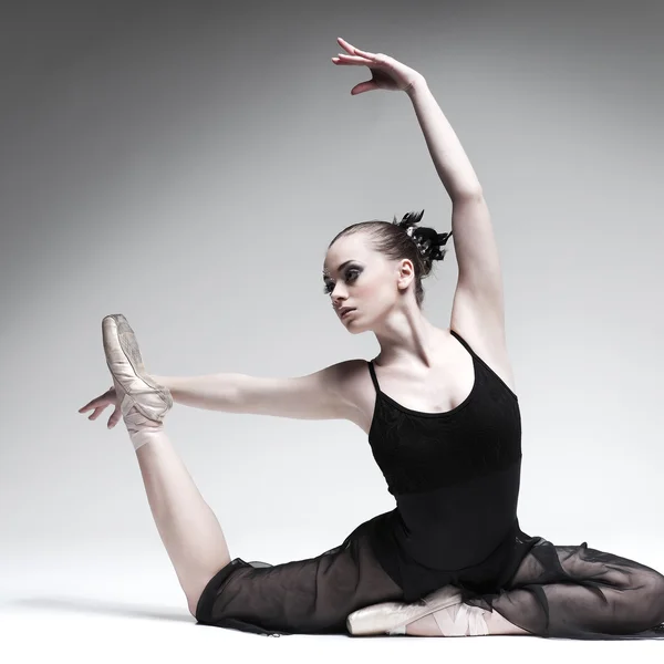 Belle danseuse de ballet, danseuse de style moderne posant sur fond de studio — Photo