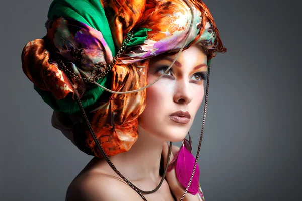 Una foto di bella ragazza dai capelli rossi in un copricapo dal tessuto colorato, glamour — Foto Stock