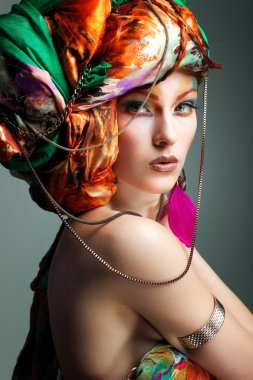 renkli kumaştan, glamour bir kafa elbiseli güzel kızıl saçlı kız fotoğrafı