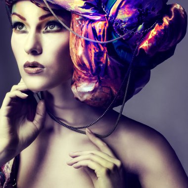 renkli kumaştan, glamour bir kafa elbiseli güzel kızıl saçlı kız fotoğrafı