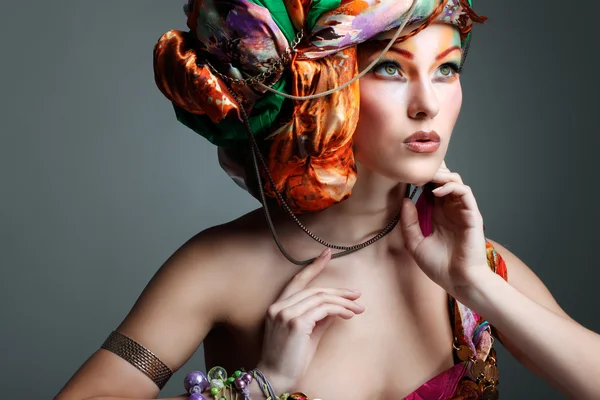 Фото красивої рудої дівчини в головній сукні з кольорової тканини, гламур — стокове фото