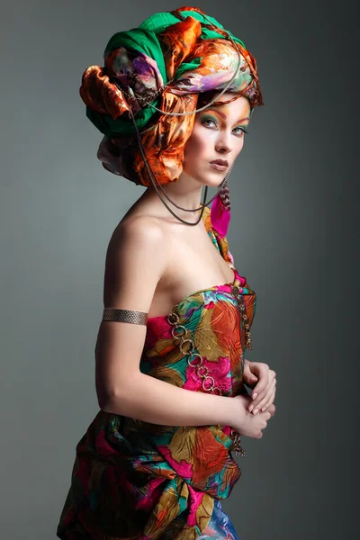 Una foto di bella ragazza dai capelli rossi in un copricapo dal tessuto colorato, glamour — Foto Stock