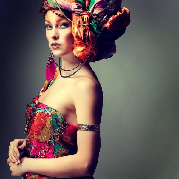 Uma foto da linda menina ruiva em um vestido de cabeça do tecido colorido, glamour — Fotografia de Stock