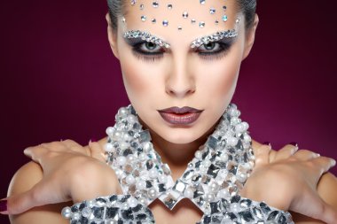 güzel kızla cinsel: Mor zemin yüzündeki strasses portresi