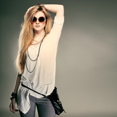 gri arka planda, glamour moda tarzında güzel bir kız bir fotoğraf olduğunu