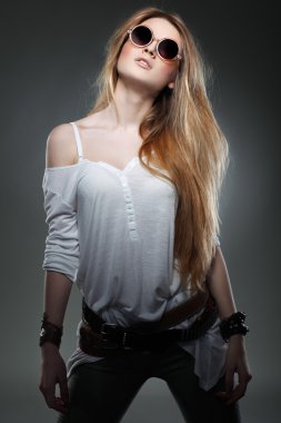 gri arka planda, glamour moda tarzında güzel bir kız bir fotoğraf olduğunu