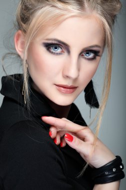 gri arka planda, glamour moda tarzında güzel bir kız bir fotoğraf olduğunu