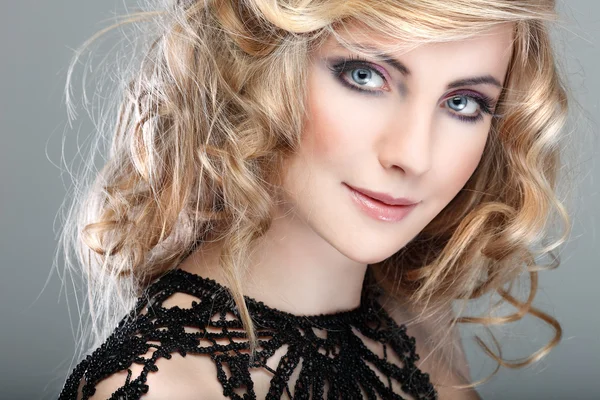 Primo piano ritratto di giovane donna dai capelli bianchi sexy con bellissimi occhi blu sulla luce - sfondo grigio — Foto Stock