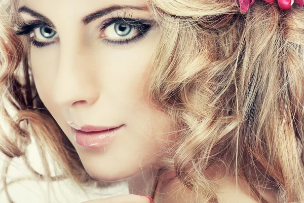 Closeup retrato de sexy whiteheaded jovem mulher com belos olhos azuis na luz - fundo cinza — Fotografia de Stock