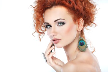 Kızıl saçlı. moda kız portrait.accessorys.isolated beyaz bir arka plan üzerinde