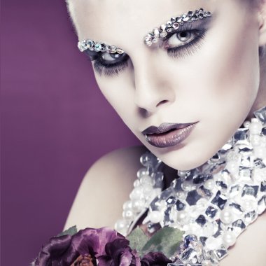 güzel kızla cinsel: Mor zemin yüzündeki strasses portresi