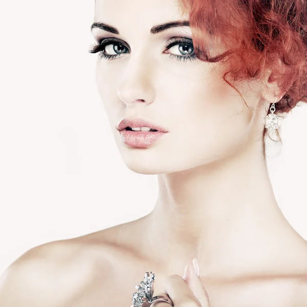 赤髪。白い背景の上のファッション女の子 portrait.accessorys.isolated — ストック写真