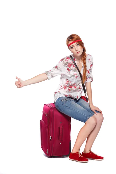 Gyönyörű vörös hajú turista nő. Elszigetelt fehér background — Stock Fotó