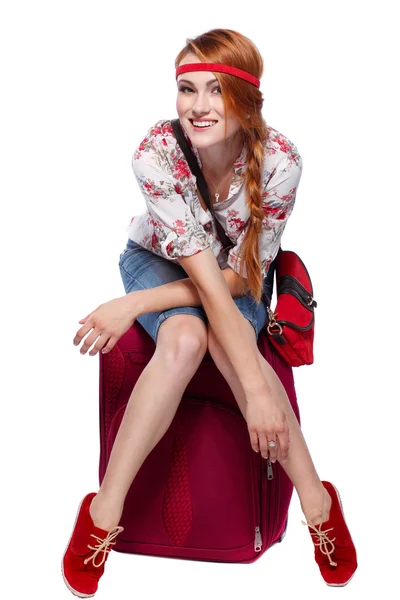 漂亮的红发旅游的女人。在白色背景上孤立 — 图库照片