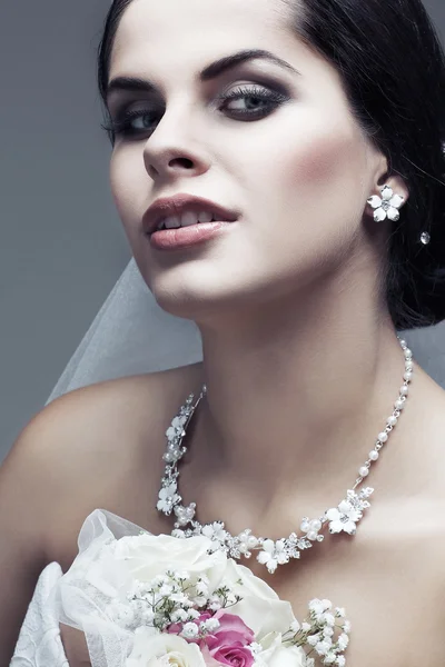 Retrato de noiva bonita. Vestido de noiva. Decoração de casamento — Fotografia de Stock