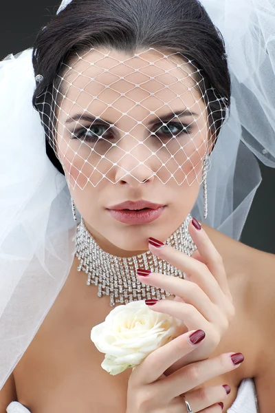 Retrato de noiva bonita. Vestido de noiva. Decoração de casamento — Fotografia de Stock