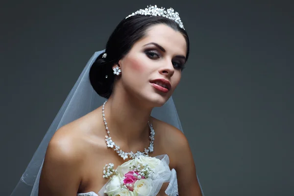 Ritratto di bella sposa. Abito da sposa. Decorazione di nozze — Foto Stock