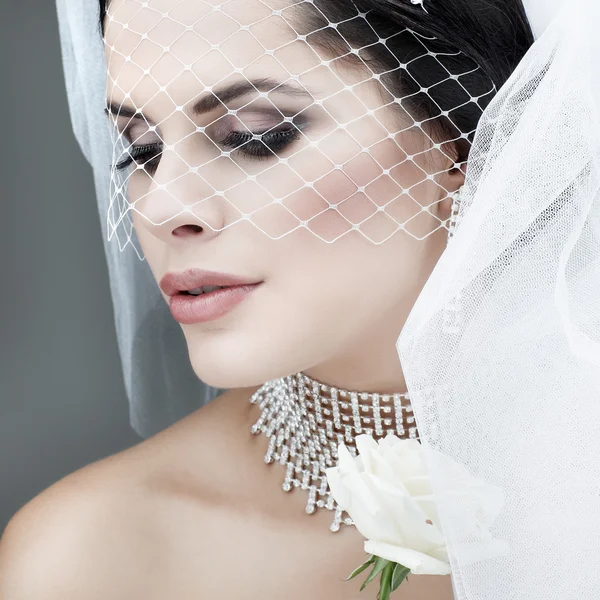 Retrato de noiva bonita. Vestido de noiva. Decoração de casamento — Fotografia de Stock