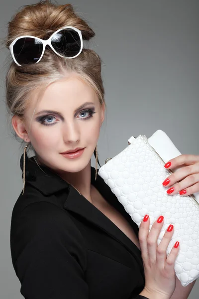 Een foto van mooi meisje is in mode stijl op grijze achtergrond, glamour — Stockfoto
