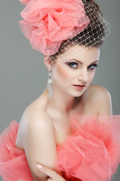 Pembe perde bir şapka ile güzel kız portresi — Stok fotoğraf