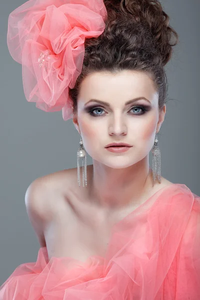 Портрет красивої дівчини з капелюхом з рожевої завіси — стокове фото