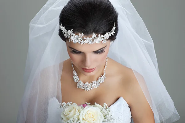 Retrato de noiva bonita. Vestido de noiva. Decoração de casamento — Fotografia de Stock