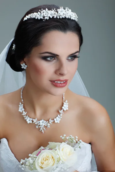 Retrato de noiva bonita. Vestido de noiva. Decoração de casamento — Fotografia de Stock