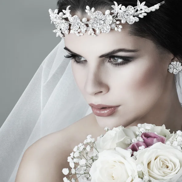 Retrato de noiva bonita. Vestido de noiva. Decoração de casamento — Fotografia de Stock