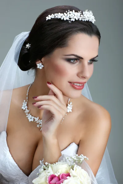 Portrait of beautiful bride. Wedding dress. Wedding decoration — Stock Photo, Image