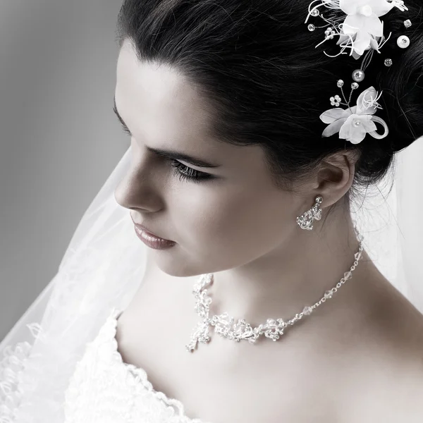 Porträtt av vacker brud. Bröllopsklänning. Bröllopsdekoration — Stockfoto