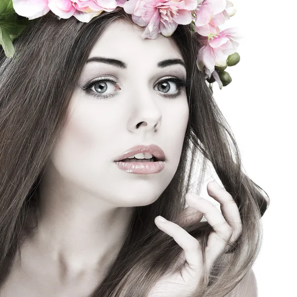 Retrato de cerca de una hermosa joven con flores rosadas — Foto de Stock