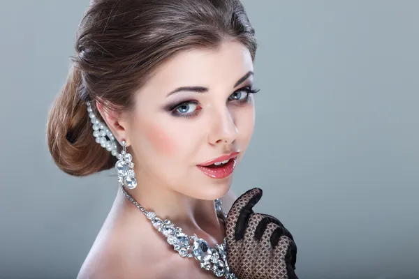 Un retrato de chica elegante está en el estilo de moda. Decoración de boda. Sobre un fondo gris — Foto de Stock